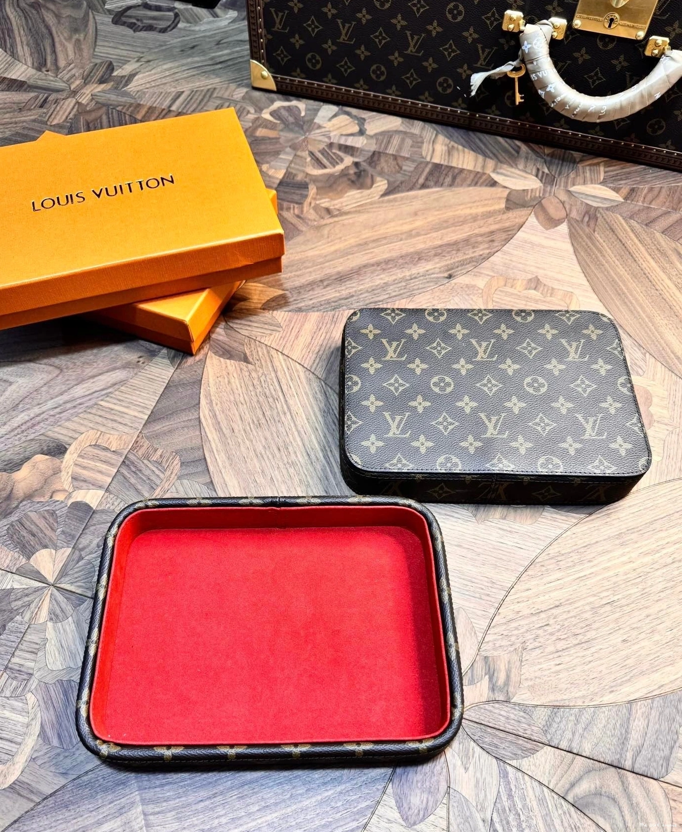 LV TRAY CUSTOM VALET 0731